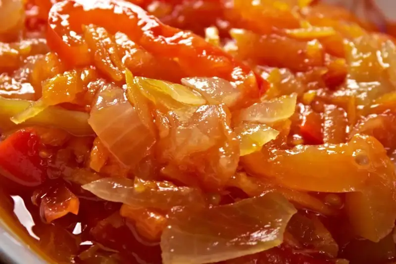 Friggione bolognese, un contorno saporito di cipolle e pomodoro cotto lentamente.